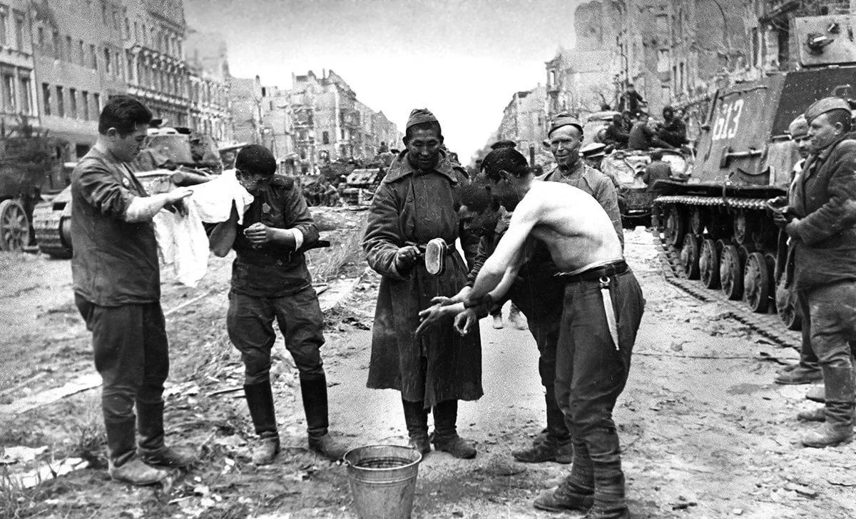 Солдаты красной армии 1945 Берлин